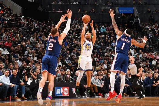 Curry desbanca Durant e Harden e Warriors superam Nets na NBA