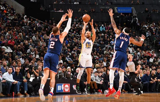 Curry desbanca Durant e Harden e Warriors superam Nets na NBA