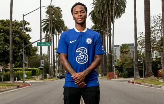 Chelsea oficializa contratação de Sterling