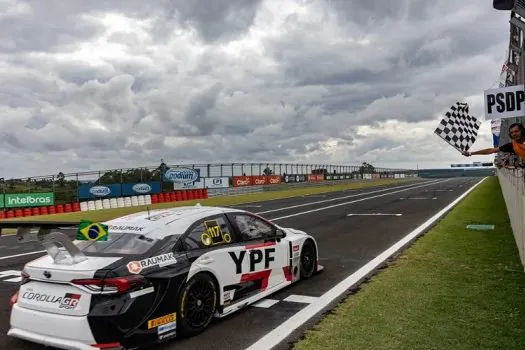 Pilotos latinos fazem história no continente em domingo emocionante nas pistas