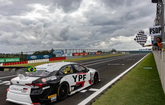 Pilotos latinos fazem história no continente em domingo emocionante nas pistas