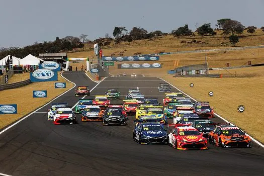 Stock Car vive domingo emocionante com feito inédito no Velocitta