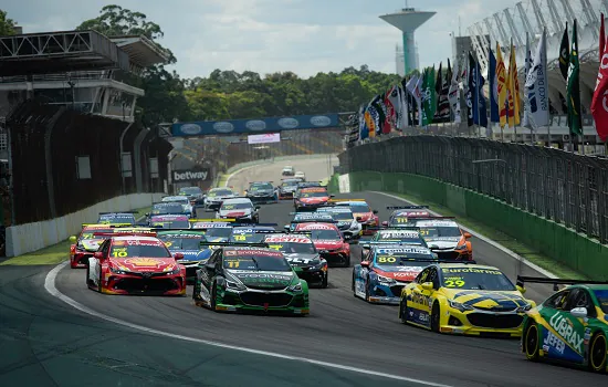 Combate à fome: Stock Car e F4 Brasil aceleram por 10 toneladas de alimentos em Interlagos