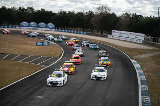 Stock Car segue com campanha de arrecadação de agasalhos e alimentos