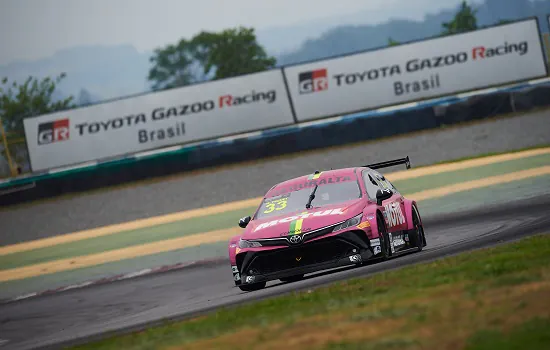 Piquet e César Ramos lideram dia chuvoso de treinos da Stock Car em Goiânia