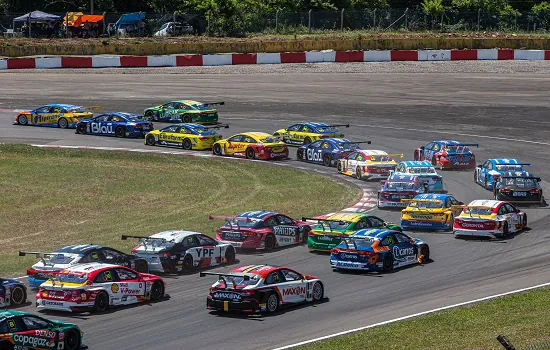 Stock Car vai para a Super Final com três pilotos brigando pelo título