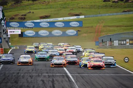 Stock Car põe fã puxando o grid e entregando troféu no pódio