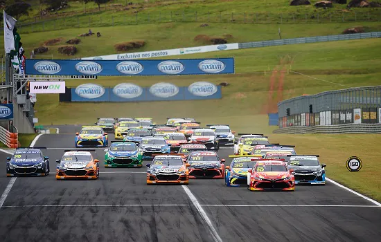 Stock Car põe fã puxando o grid e entregando troféu no pódio