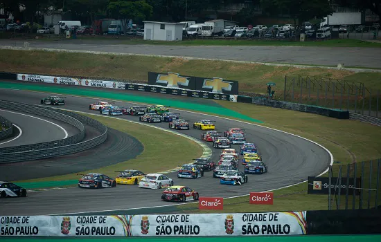 Stock Car abre 2ª metade da temporada com empate entre as marcas