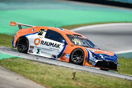 Raphael Reis bate candidatos ao título e fatura última pole da temporada da Stock Light