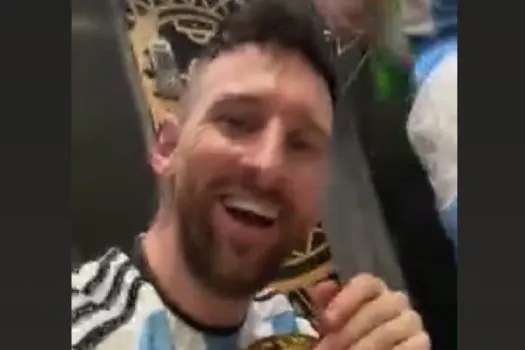 Suárez faz chamada de vídeo para parabenizar Messi pela conquista da Copa