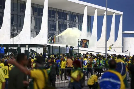 Suíços se oferecem para consertar relógio destruído no Planalto