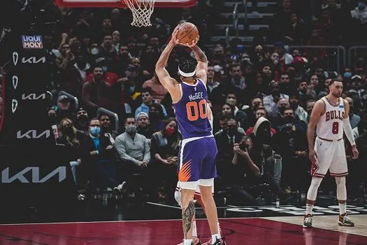 Devin Booker brilha ao anotar 38 pontos e ajuda Suns em vitória contra os Bulls