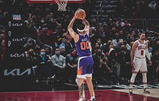 Devin Booker brilha ao anotar 38 pontos e ajuda Suns em vitória contra os Bulls