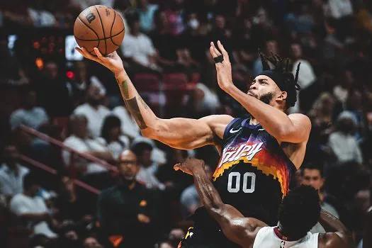 Em duelo de líderes, Suns batem Heat e confirmam 1ª vaga nos playoffs da NBA