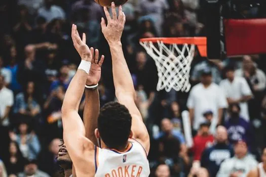 Com cestas no fim, Suns vencem mais uma e Warriors tropeçam na NBA