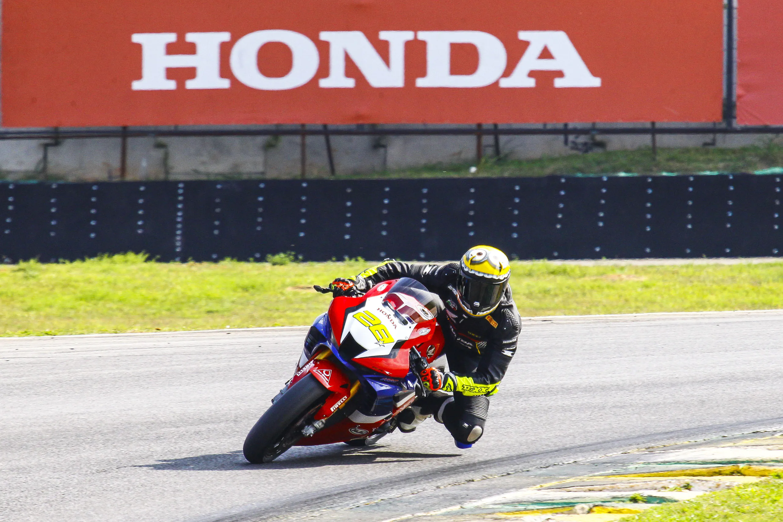 Pedro Sampaio é pole position na terceira etapa do SuperBike Brasil