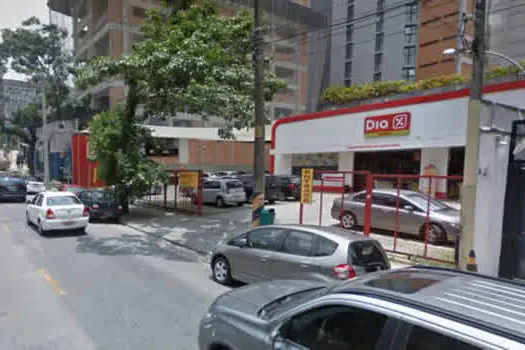 Cobertura de fachada de mercado cai e atinge 2 na Vila Madalena