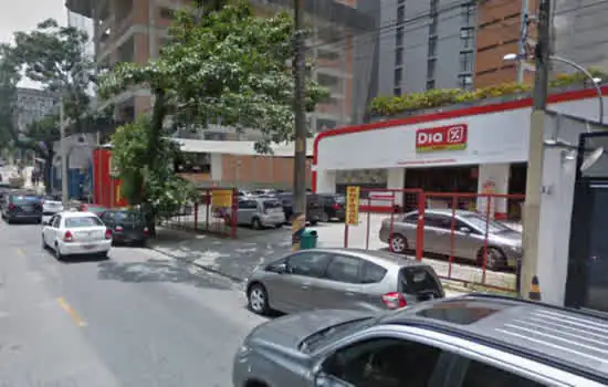 Cobertura de fachada de mercado cai e atinge 2 na Vila Madalena