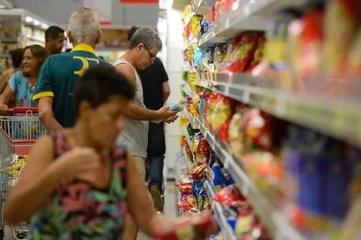 Brasileiros deixam de pagar gasto com alimento