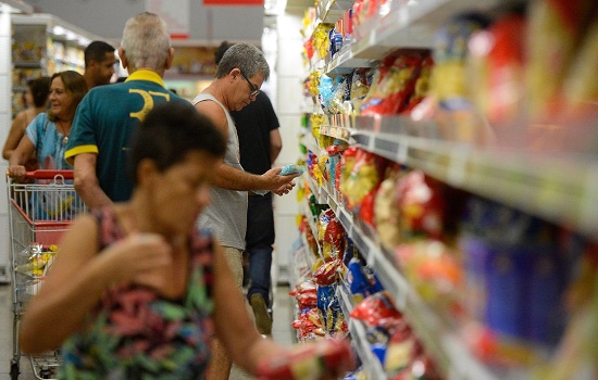 Brasileiros deixam de pagar gasto com alimento