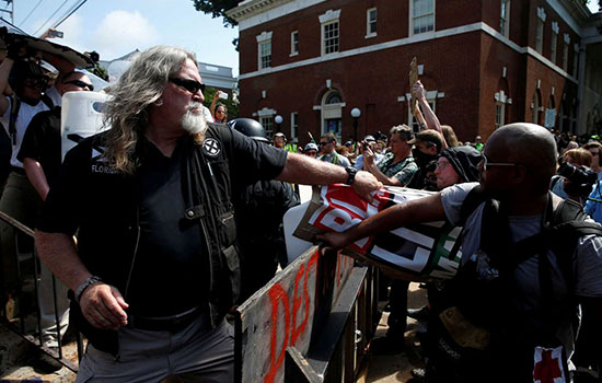 Confrontos em marcha de supremacistas brancos em Charlottesville