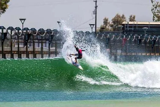 Campeão mundial de surfe, Adriano de Souza anuncia que vai se aposentar em 2021