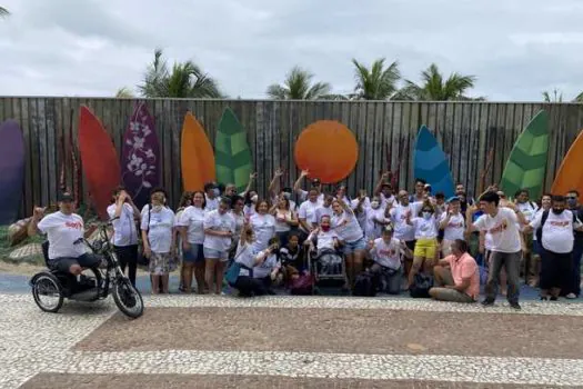 Deficientes se reúnem em diversas praias do Brasil para surfarem nas ondas da Inclusão