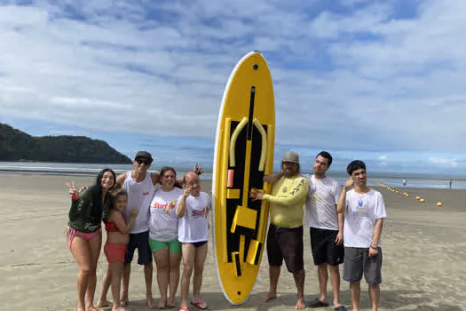 Deficientes surfam nas ondas da Inclusão na Praia Grande