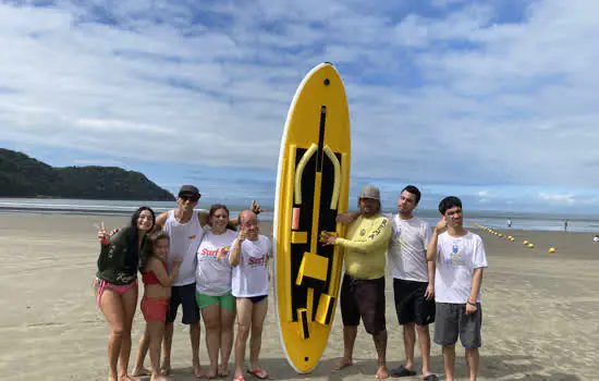 Deficientes surfam nas ondas da Inclusão na Praia Grande