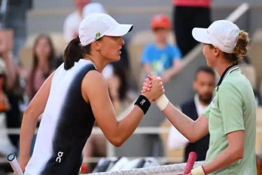 Iga Swiatek ‘quebra protocolo’ e se emociona com mais um título em Roland Garros