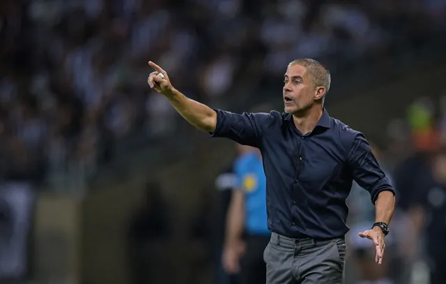 Sylvinho é anunciado como novo treinador da seleção da Albânia