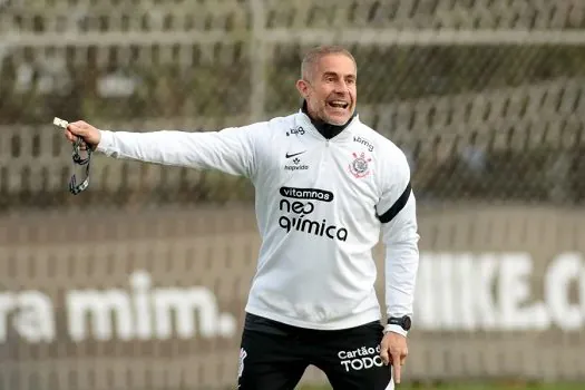 Sylvinho é demitido do Corinthians após derrota em clássico para o Santos