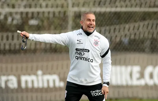 Sylvinho é demitido do Corinthians após derrota em clássico para o Santos