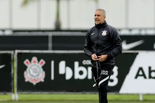 Sylvinho tem arritmia cardíaca detectada pelo Corinthians e fará novos exames