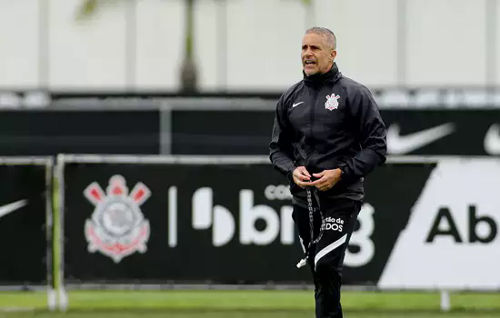 Sylvinho vai administrar Corinthians com medalhões e jovens promissores em 2022