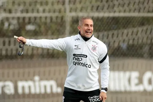 Clássico com o Santos na quarta-feira vai ser uma “decisão” para Sylvinho