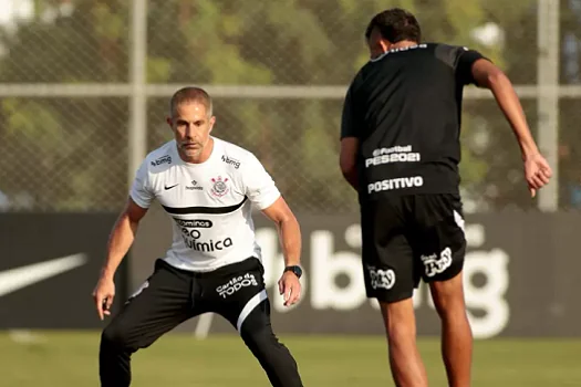 Sem o 9 contratado, Sylvinho define Mantuan de centroavante na estreia corintiana