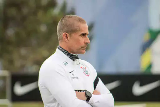 Sylvinho conduz penúltimo treino do Corinthians para o clássico contra o São Paulo