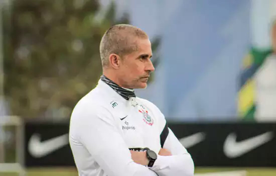 Sylvinho conduz penúltimo treino do Corinthians para o clássico contra o São Paulo