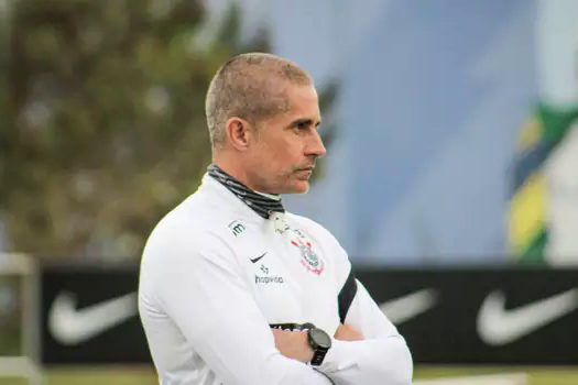 Sylvinho cita retorno de Adson e aponta jovens como pilar da equipe