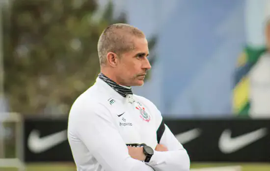 Sylvinho cita retorno de Adson e aponta jovens como pilar da equipe