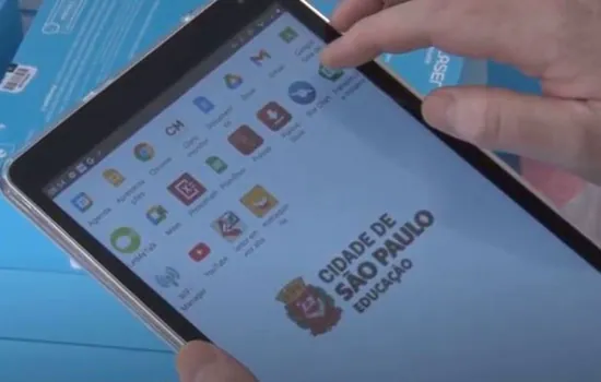 Prefeitura de SP entrega cerca de 440 mil tablets a alunos