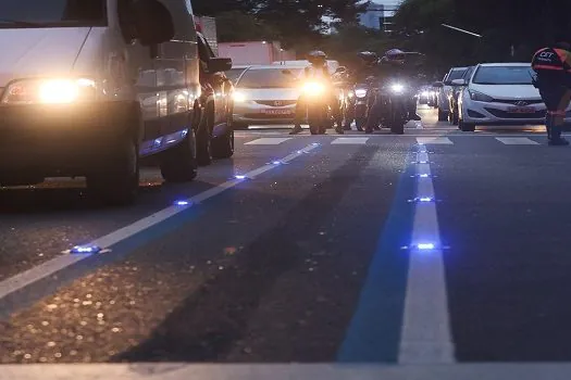 CET implanta tachas azuis de orientação na Avenida dos Bandeirantes