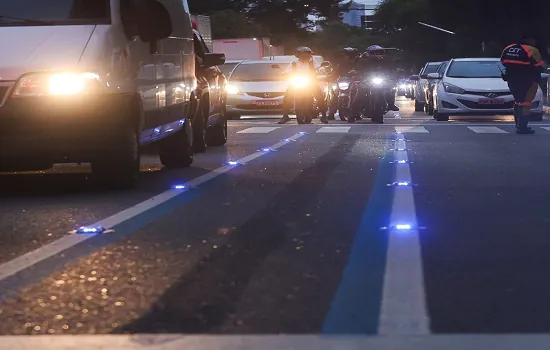 CET implanta tachas azuis de orientação na Avenida dos Bandeirantes