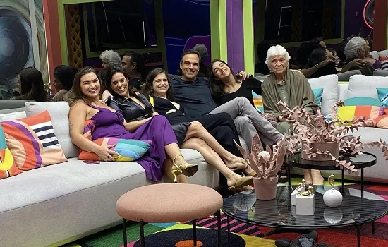 Tadeu Schmidt leva família para conhecer a casa do BBB 22