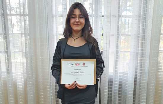 Aluna de Etec conquista 2º lugar no concurso Harvard Book Prize 2022