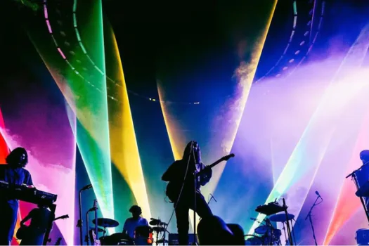 Tame Impala veta transmissão do show na Tv, mas entrega performance poderosa