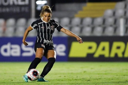 Tamires, capitã do Corinthians, se desculpa após usar chuteira verde em jogo com Santos