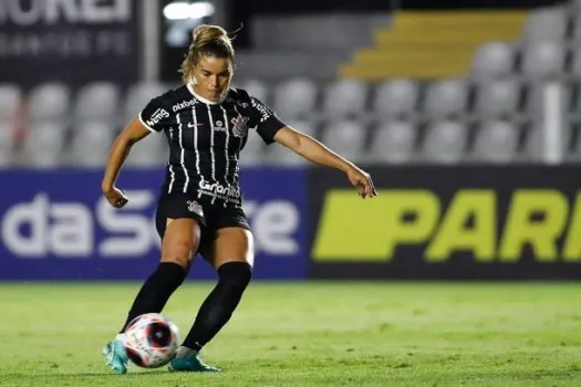 Tamires, capitã do Corinthians, se desculpa após usar chuteira verde em jogo com Santos